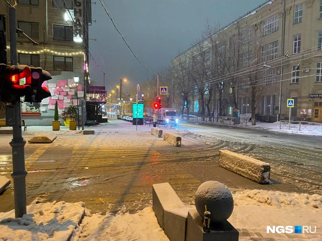 На участке дороги выставили бетонные блоки. | Источник: Анастасия Хрипушина/NGS.RU