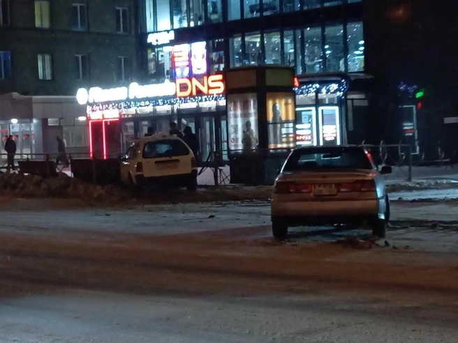Один из автомобилей оказался на пешеходной зоне | Источник: читатель НГС