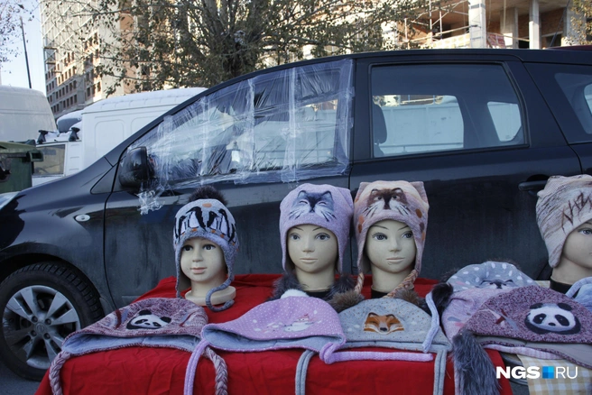 На ярмарке можно купить не только продукты, но и стильные шапочки ручной работы | Источник: Стас Соколов / NGS.RU