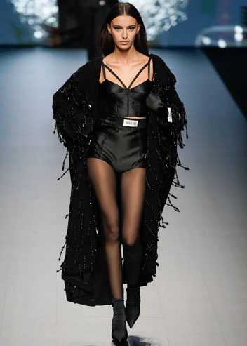 Коллекция белья Ким/Skims из черного сатина, вдохновленная будуаром и/или Dolce&Gabbana