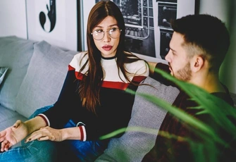 «Вдруг осознала, что не умею отстаивать границы: муж газлайтит меня, а друзья и коллеги пользуются моей добротой»