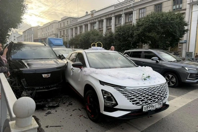 Свадебная машина в ДТП с Cadillac в центре Екатеринбурга