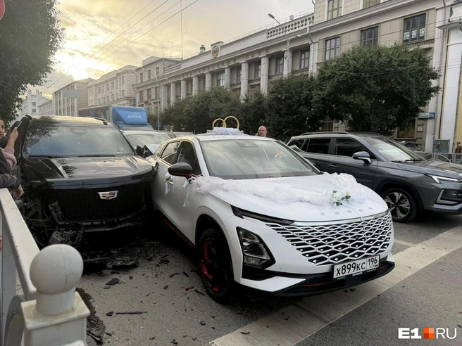 «Был не в адеквате». В центре Екатеринбурга свадебная машина попала в ДТП с дорогим Cadillac: фото | Источник: читатель Е1.RU