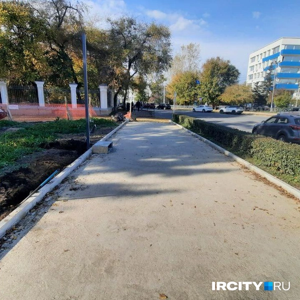 А дорожка выглядит очень непривычно. Но по ней хотя бы можно ходить | Источник: Виктор Лучкин / «ИрСити»