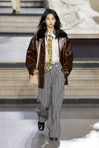 Какие вещи из мужского гардероба перейдут в женский весной 2022: показывает Чон Хо Ëн на Неделе моды в Париже