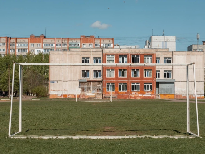 Спортивная площадка среди панельных домов | Источник: Александр Куренной / 76.RU
