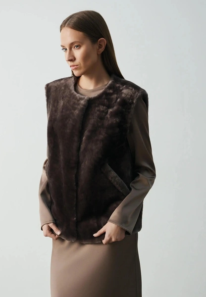 Меховые жилетки снова в тренде, но не те, что мы любили в нулевых Меховые жилетки снова в тренде, но не те, что мы любили в нулевых