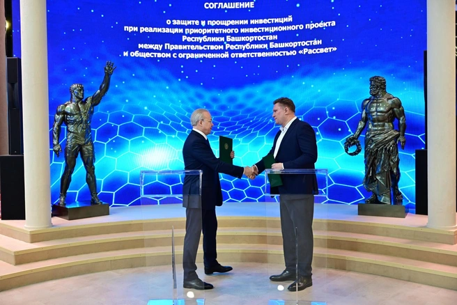 Андрей Назаров (слева) и представитель ГК «Таврос» Сергей Бобровский подписывают соглашение на ПМЭФ | Источник: Pravitelstvorb.ru