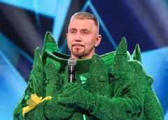 Косил под Азамата, но втайне хотел услышать от жюри свое имя: Огурчик Серега остался разочарован шоу «Маска»
