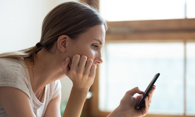 Любителей зависать в смартфонах предупредили об опасном синдроме «спускового пальца»