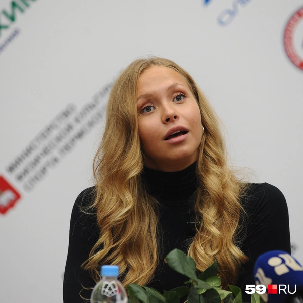Спортсменка внимательно выслушивала все вопросы  | Источник: Ирина Тропина / 59.RU
