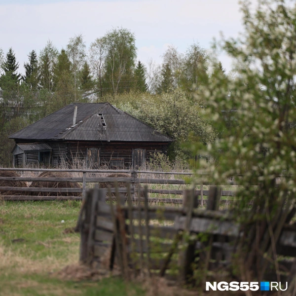 В крыше дома образовалась дыра | Источник: Евгений Софийчук / NGS55.RU