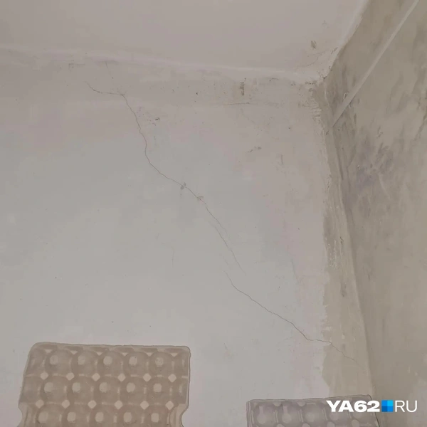 Эта комната тоже не находится в кирпичной вставке, но трещины все равно есть | Источник: Светлана Коновалова / YA62.RU