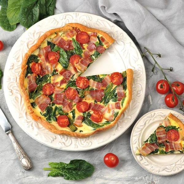 Киш «Лорен»Открытый французский пирог с начинкой и заливкой из сливок станет вашим абсолютным фаворитом.Полный рецепт киша «Лорен» читайте по ссылке.