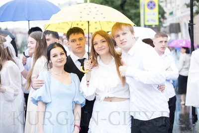 Курганские выпускники отпраздновали под дождём