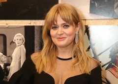 Анна Михалкова перестала скрывать лицо пятилетней дочери