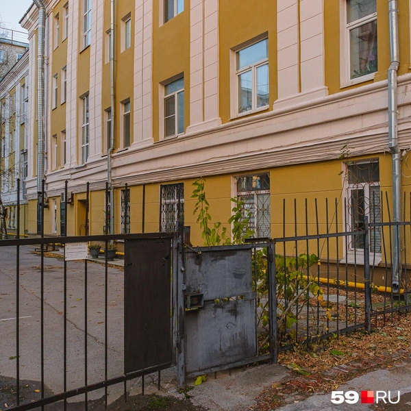 Из-за того, что люди парковались во дворе, а жильцам не хватало места, пришлось установить забор | Источник: Тимофей Калмаков / 59.RU
