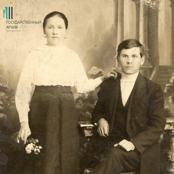 Молодые муж и жена решили запечатлеть себя в фотоателье, начало XX века | Источник: Госархив Пермского края
