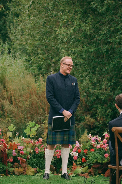 Маникюр с инициалами и платье Вивьен Вествуд: Эмбер Андерсон и Коннор Суинделлс сыграли одну из самых красивых свадеб этого года