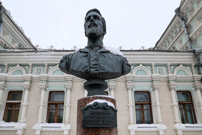 С одной стороны красивого здания Рижского вокзала красуется бюст его архитектора Александра Брожозовского… | Источник: Артем Устюжанин / MSK1.RU