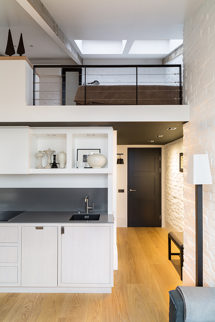 Великолепный дизайн интерьера двухэтажной квартиры-студии в минималистском стиле