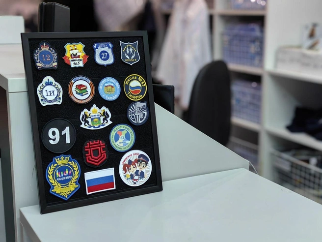По таким вот стендам можно догадаться, чьи ученики одеваются в конкретных магазинах | Источник: Юлия Мальцева / 72.RU