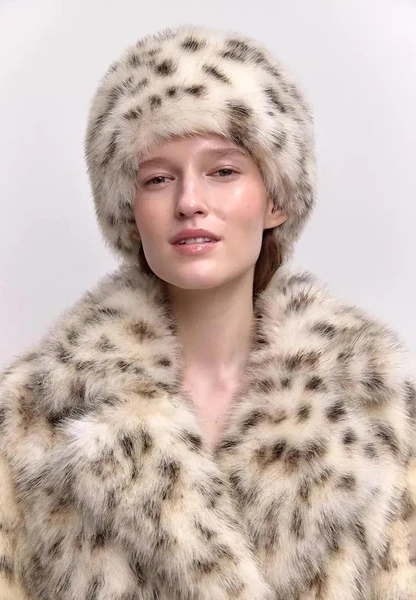 Шапки, береты и кепки: самые модные головные уборы зимы 2025/26 Шапки, береты и кепки: самые модные головные уборы зимы 2025/26