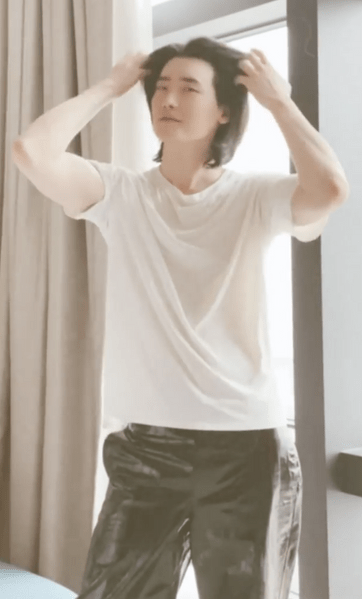 Вечная классика: Ли Чон Сок показал, как стильно носить белый верх и черный низ