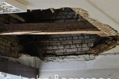 Потолок обрушился в классе лицея №11 в Волгограде