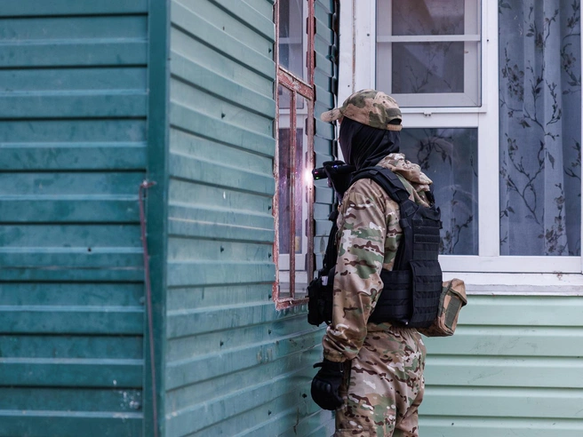 В дом зачинщиков конфликта попасть не удалось — внутри никого не было | Источник: Алексей Волхонский / V1.RU