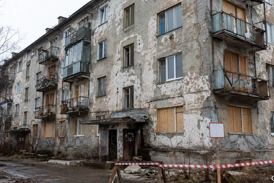 Прокуратура требует жильё для незрячей из аварийного дома