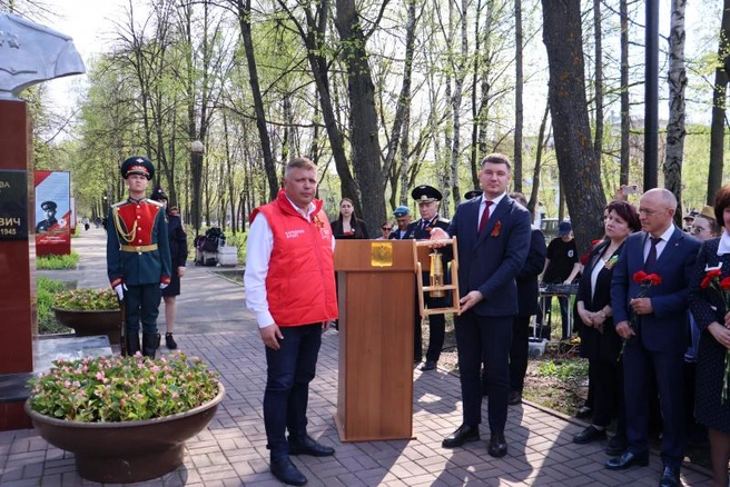 Митинг-реквием в честь дважды Героя Советского Союза И.С. Полбина, где лампа с огнём была передана председателю Ульяновской городской Думы. | Источник: ugd.ru