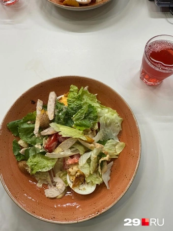 Блюда в ресторане «Мостъ». Интерьер заведения яркий, семейный. Немного не мое | Источник: Валерия Богатырева / 29.RU