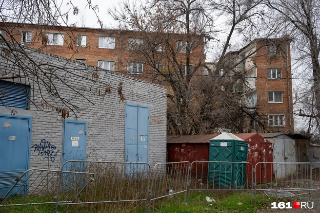 Перед забором из профлиста поставили ограждение из фан-барьеров | Источник: Евгений Вдовин / 161.RU