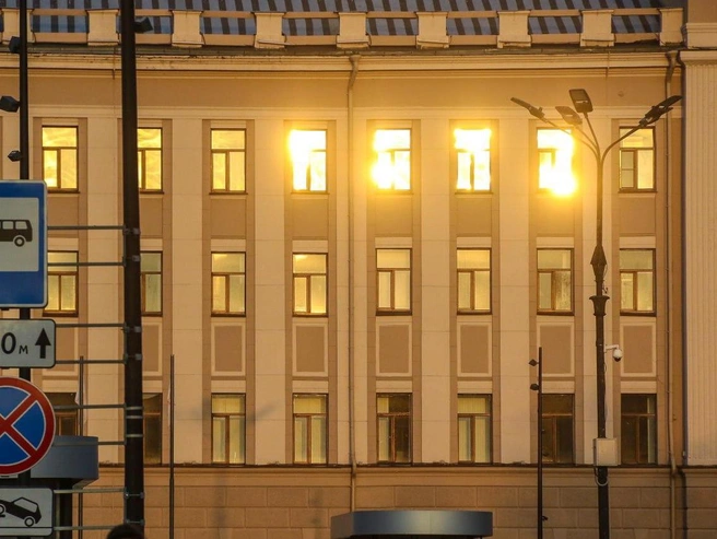 Солнечные блики на стёклах окон | Источник: Фото: Наталья Бурухина