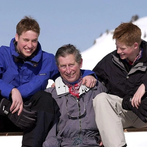 Счастливые годы: самые трогательные фото принца Чарльза с сыновьями