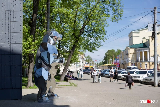 Медведь будет стоять на центральной площади на постоянной основе | Источник: Кирилл Поверинов / 76.RU