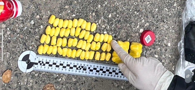 В бутылке оказались свертки общей массой 70 граммов | Источник: «Полиция Пятигорска» / Telegram