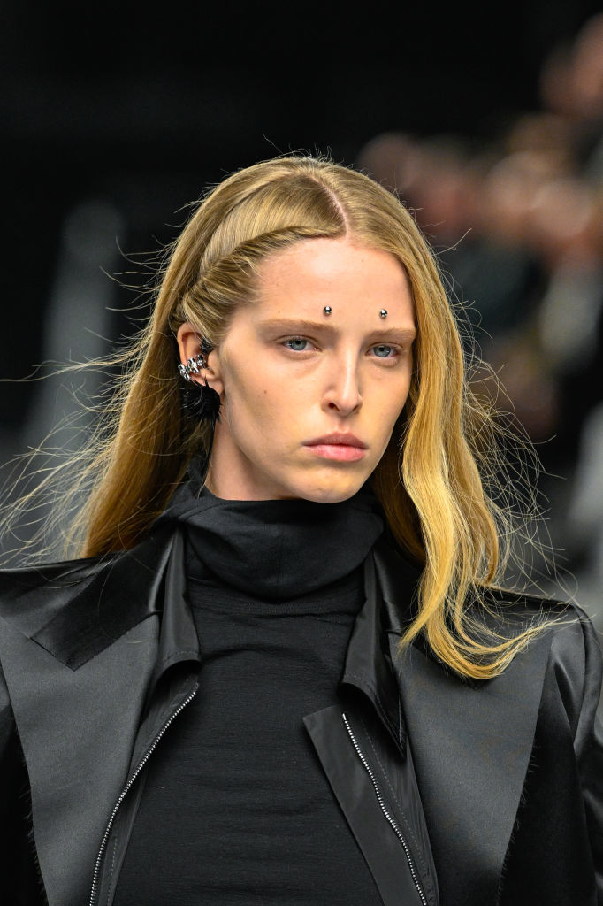 Пирсинг на лице: стильный макияж Givenchy на случай, когда вам лень краситься