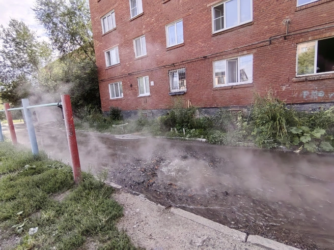 Вода бежит вдоль дома | Источник: «Аварийный Омск» / Vk.com