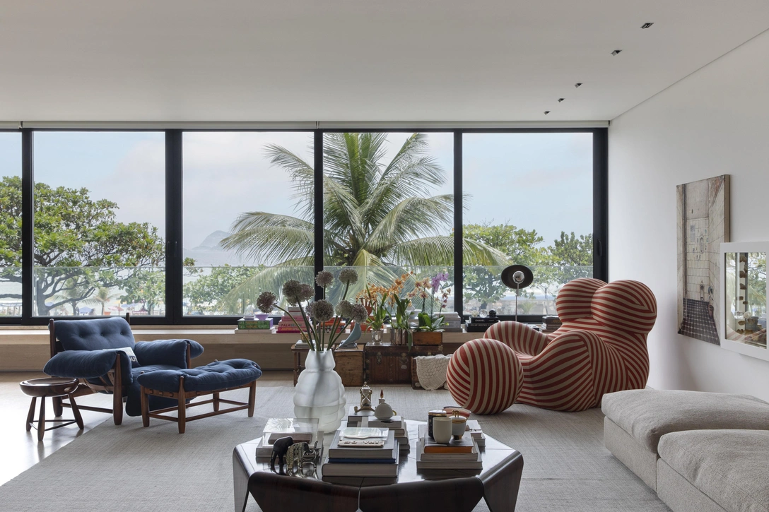 Кресло, дизайн Сержиу Роригеса. Полосатое кресло с пуфом Up, дизайн Гаэтано Пеше, B&B Italia. | Источник: Денилсон Мачадо