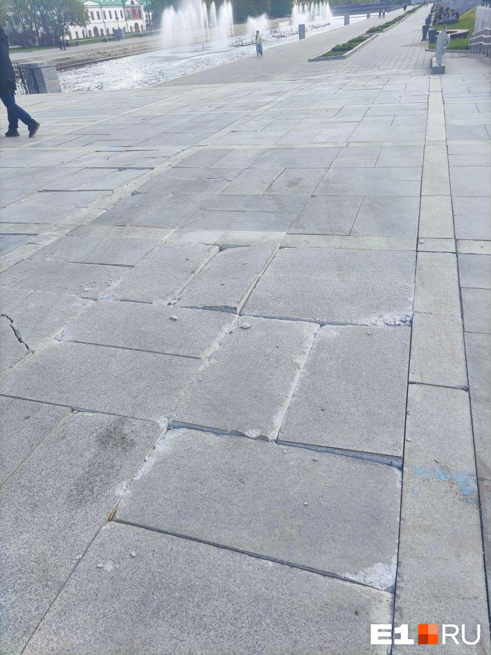 Плитку на Плотинке перекладывают чуть ли не каждый год, а она всё равно плывет | Источник: читатель E1.RU