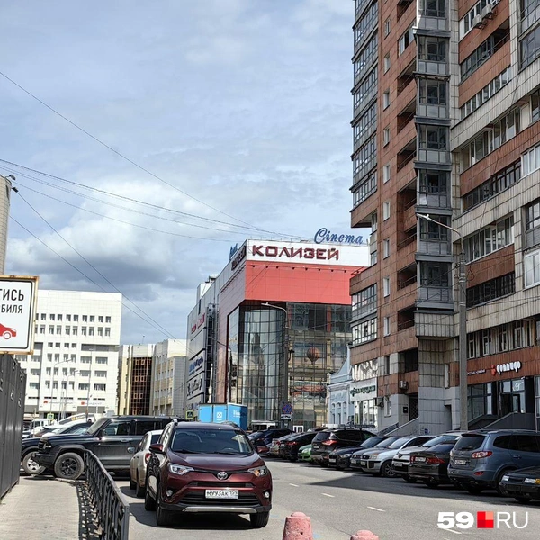 Но зато до обоих «Колизеев» идти пешком несколько минут, рядом и «Алмаз», и «Айсберг» | Источник: Василина Любимова / 59.RU