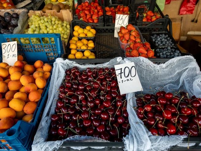 На улице Свободы в палатке черешня продаётся по 700 рублей, клубника — по 450 рублей за килограмм | Источник: Александр Куренной / 76.RU 