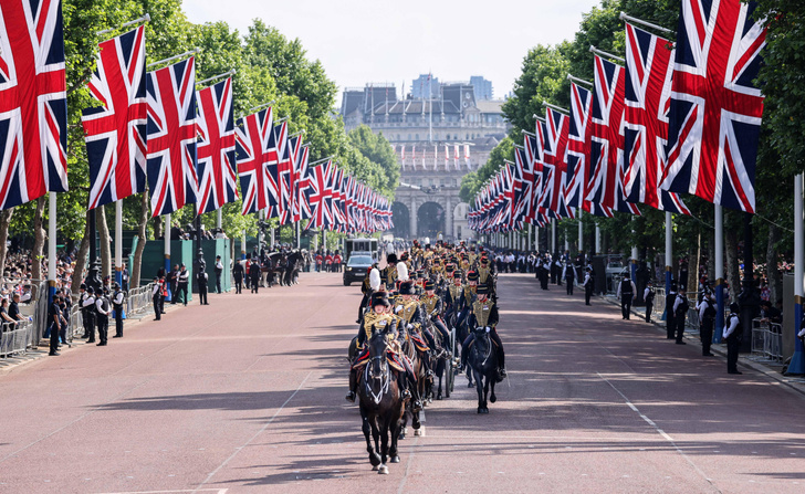 Первый день платинового юбилея королевы: Сассексы отдельно ото всех, Кембриджи — на коне