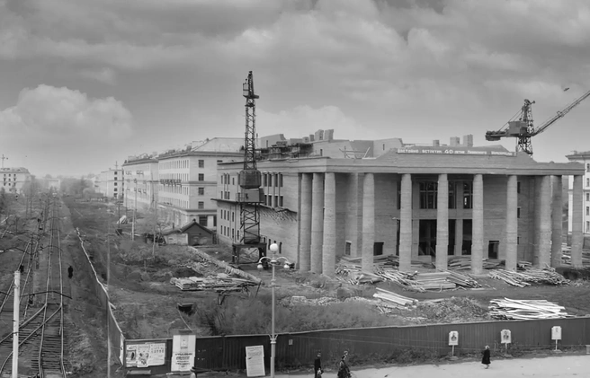 Столица Кузбасса славится не только производствами, но и культурными учреждениями. Здесь показан городской драмтеатр во время строительства в 50-х и после открытия в 60-х | Источник: pastvu.com