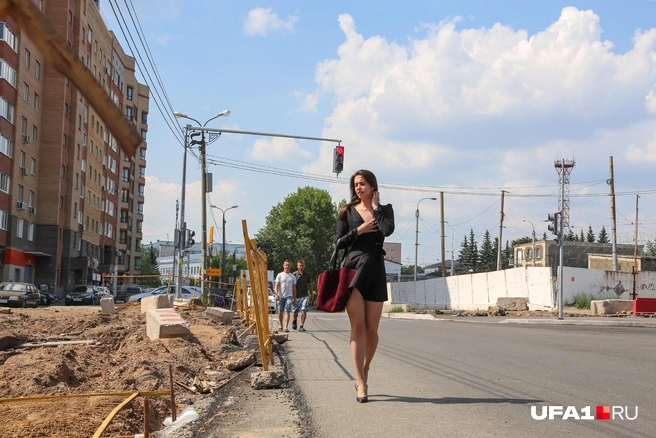 Главное следить, чтобы в вас не въехала машина