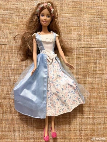 Барби в 2010-х можно было найти не только в фирменных магазинах, но и в недорогих отделах с китайскими игрушками на рынках | Источник: Настасья Медведева