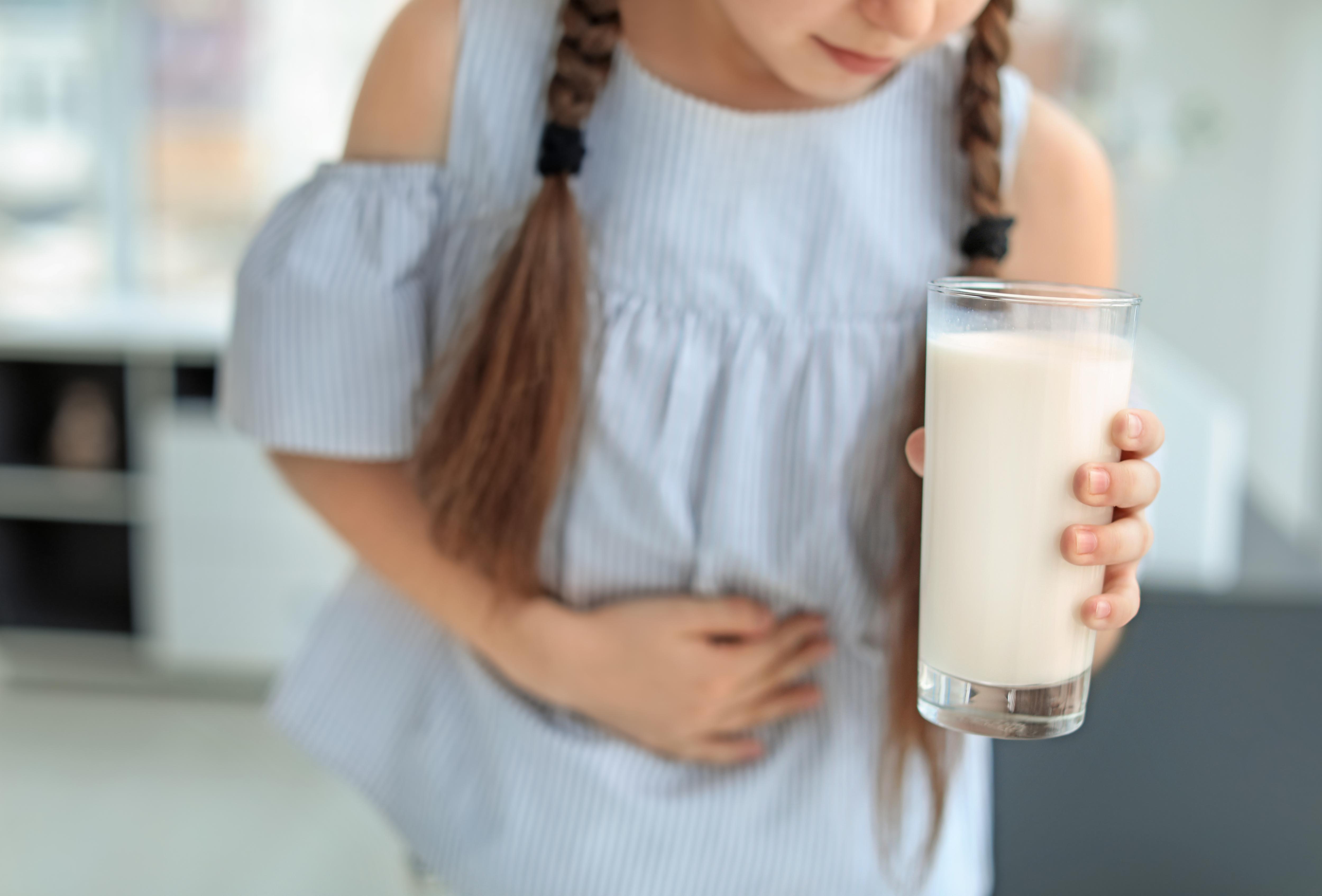 Заболевание через молоко. Пищевая аллергия на молоко. Ребенок с пищевой аллергией на молоко. Непереносимость лактозы.