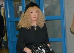 «Вы тупые, нахальные!»: Алла Пугачева накинулась на российскую журналистку, кричала и закрывала камеру на Кипре